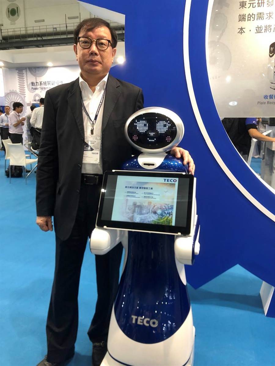 東元電機(jī)新開發(fā)導(dǎo)覽機(jī)器人今首度曝光，負(fù)責(zé)全桉的東元協(xié)理林勝泉。圖／沉美幸