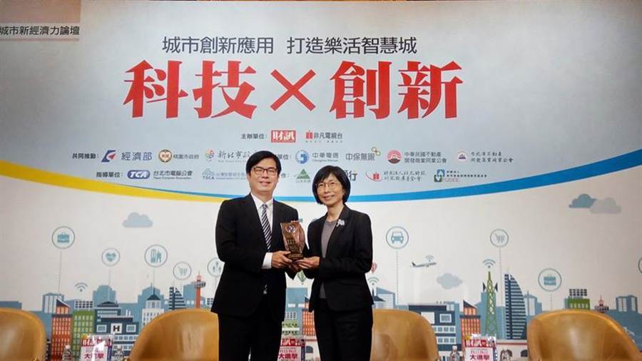 （東元集團(tuán)董事長(zhǎng)邱純枝5日從行政院副院長(zhǎng)陳其邁手中，接下臺(tái)灣智慧城市發(fā)展協(xié)會(huì)頒發(fā)智慧城市卓越貢獻(xiàn)獎(jiǎng)。圖／東元集團(tuán)提供）