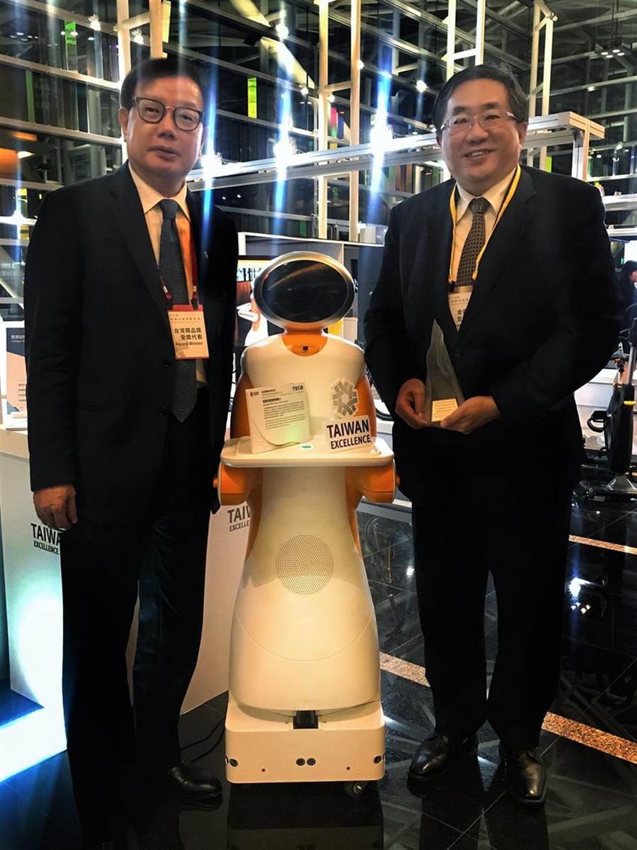 （東元電機自行開發(fā)送餐機器人27日獲頒臺灣精品獎銀質(zhì)獎，圖右為代理總經(jīng)理連昭志、左為負責開發(fā)的東元電機自動化暨智能系統(tǒng)事業(yè)部協(xié)理林勝泉。圖／業(yè)者提供）
