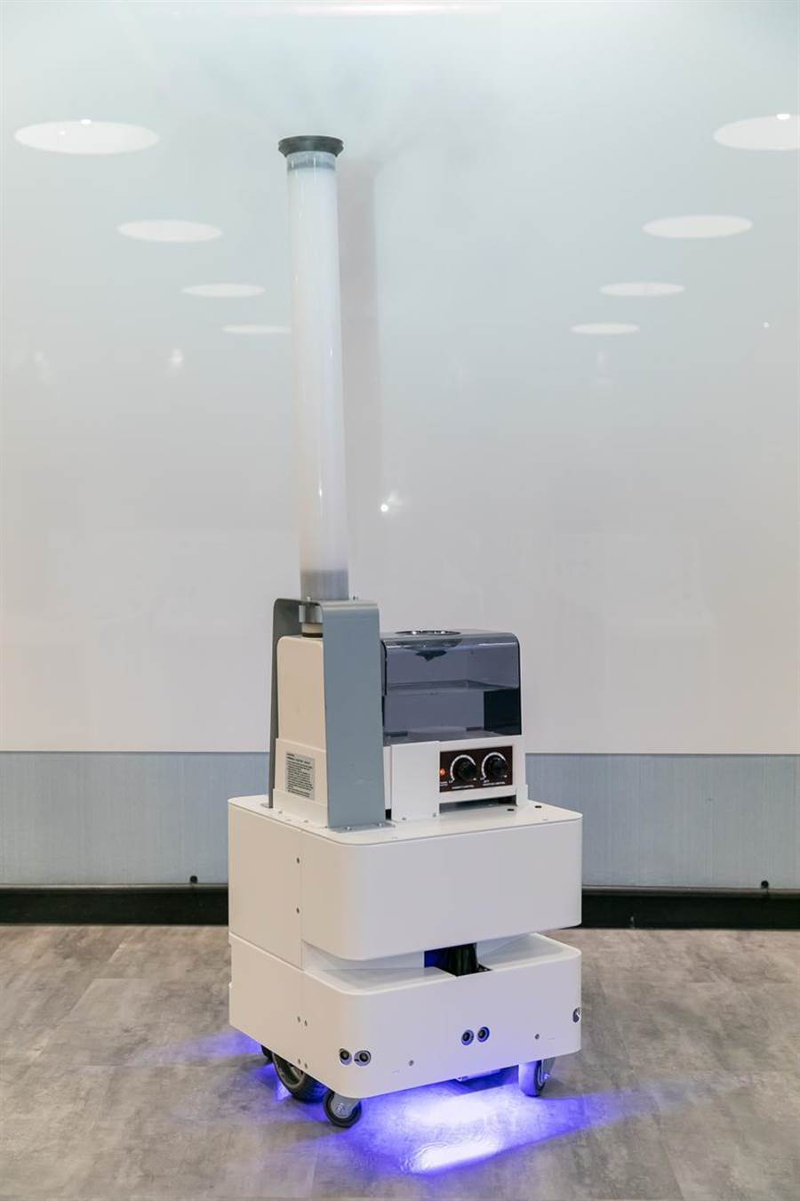 （東元3日發(fā)表智慧UVC消毒防疫機(jī)器人，以3D列印技術(shù)，制作雙向360度全面向噴頭，進(jìn)行大面積的噴霧消毒。圖／東元提供）
